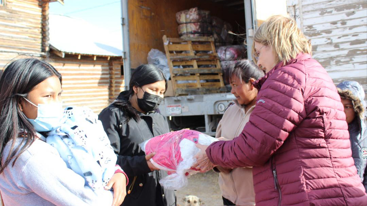 Llevó DIF Estatal mensaje de amor, solidaridad y unión, a familias tarahumaras de Bocoyna