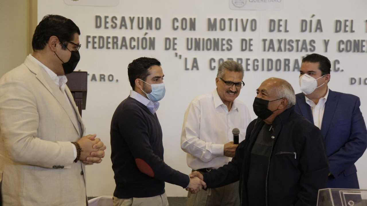 Encabeza titular de SEDESOQ conmemoración del Día del Taxista