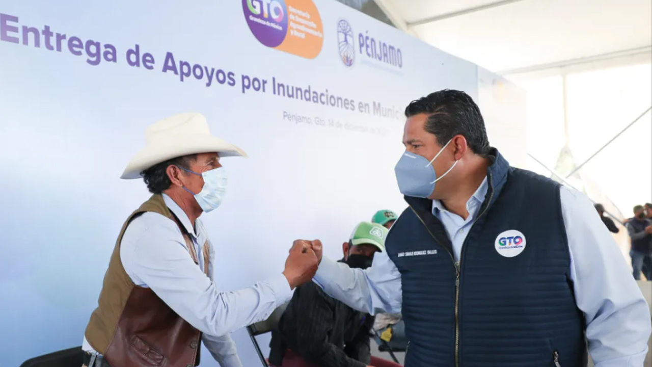 Entrega Gobernador apoyos a campesinos afectados por inundaciones en Pénjamo