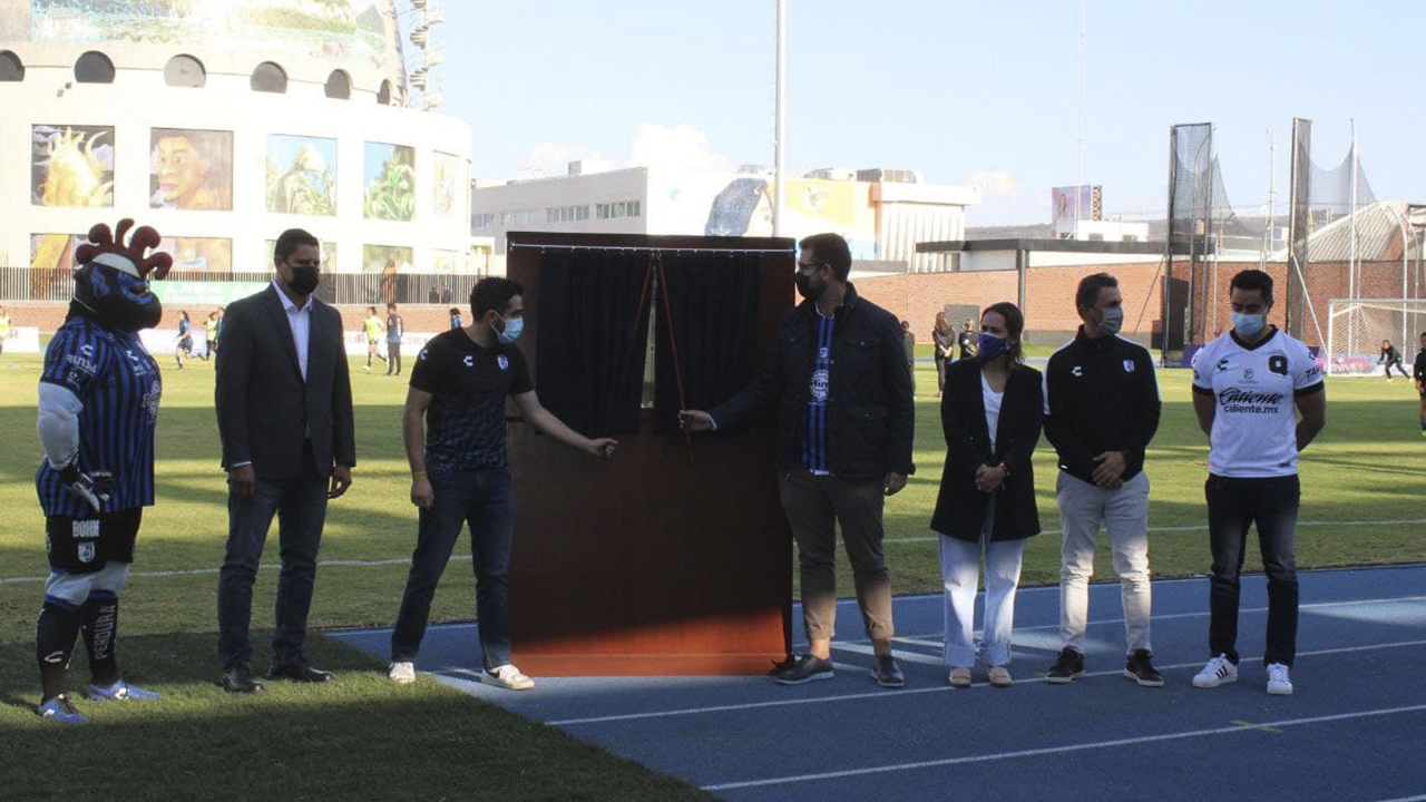 Develan placa en el Estadio Olímpico en el partido de Gallos Femenil