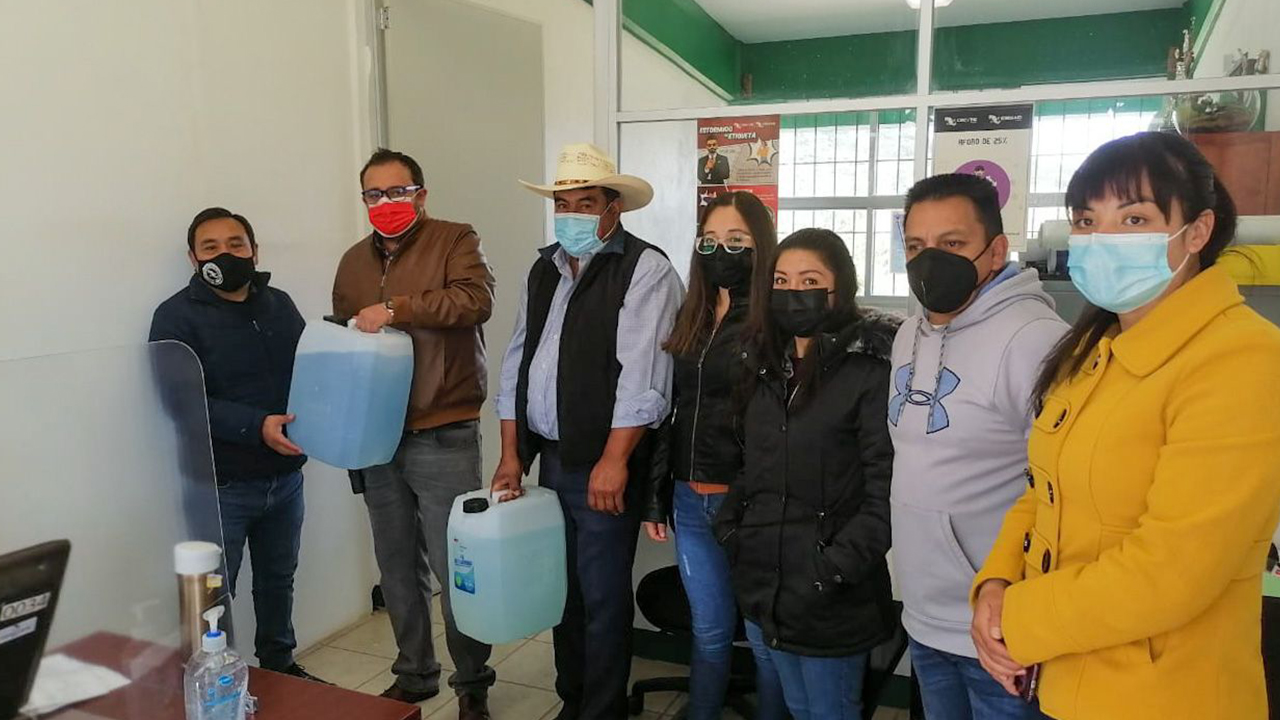 PRESIDENTE MUNICIPAL DE EMILIANO ZAPATA REALIZA ENTREGA GRATUITA DE GEL Y SANITIZANTE A TODAS LAS ESCUELAS DEL MUNICIPIO