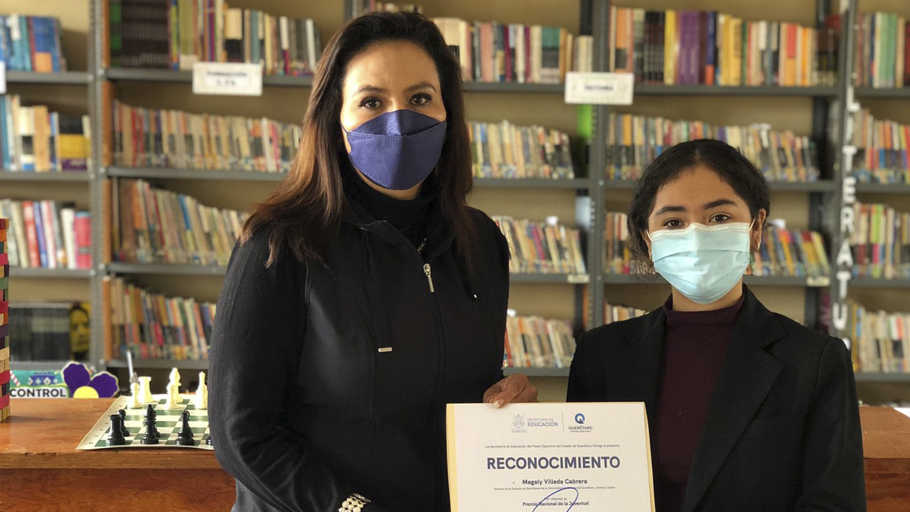 Reconoce SEDEQ a ganadora de Premio Nacional de la Juventud