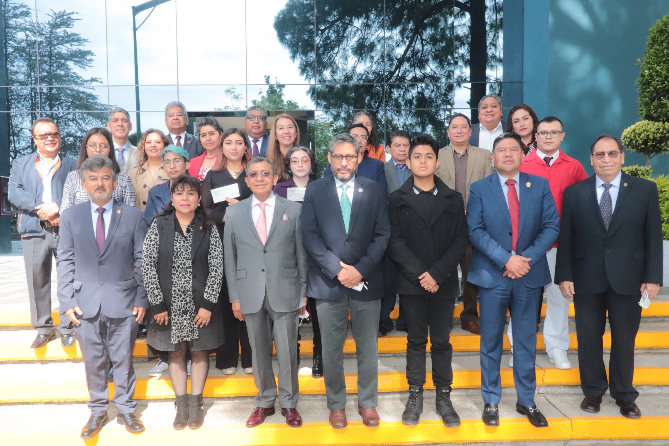 Cumple UATx con la entrega de becas institucionales