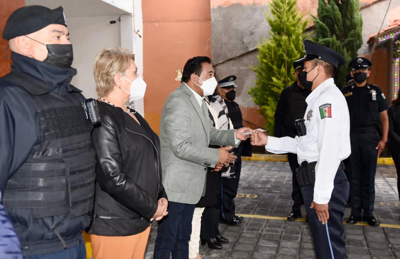 Reconoce Jorge Corichi labor de policías con la entrega de estímulos económicos