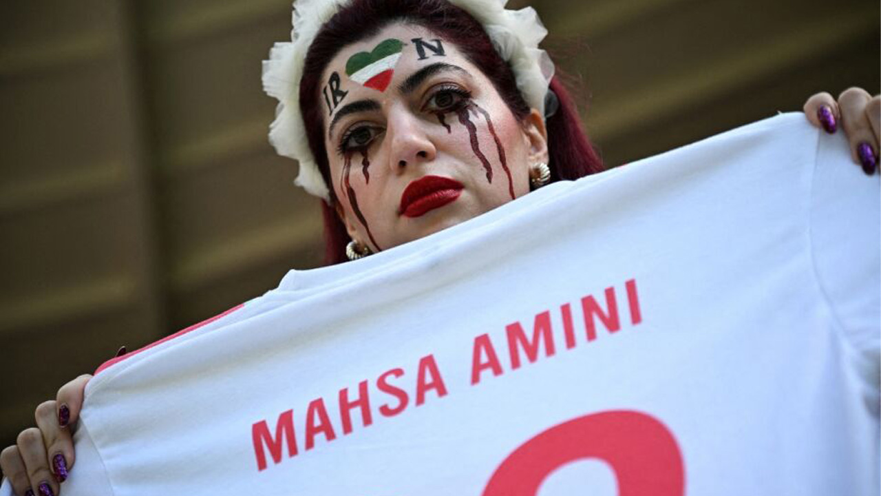 Protestan en partido de Irán en Qatar 2022 por Masha Amini