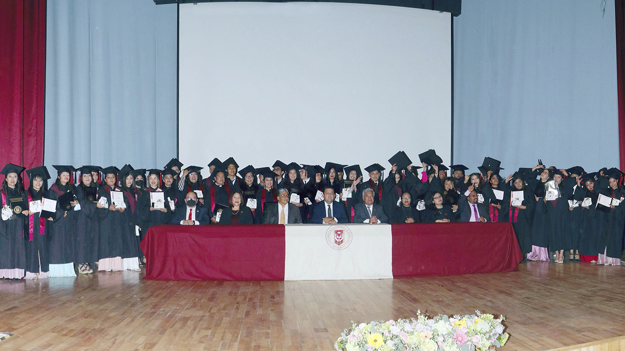 Culminaron estudios en la UATx profesionales de la educación