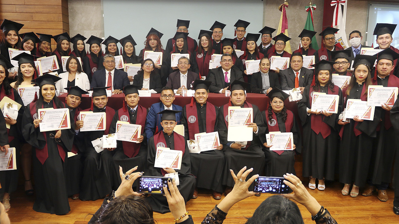 Egresan profesionistas en Ciencias Políticas de la UATx