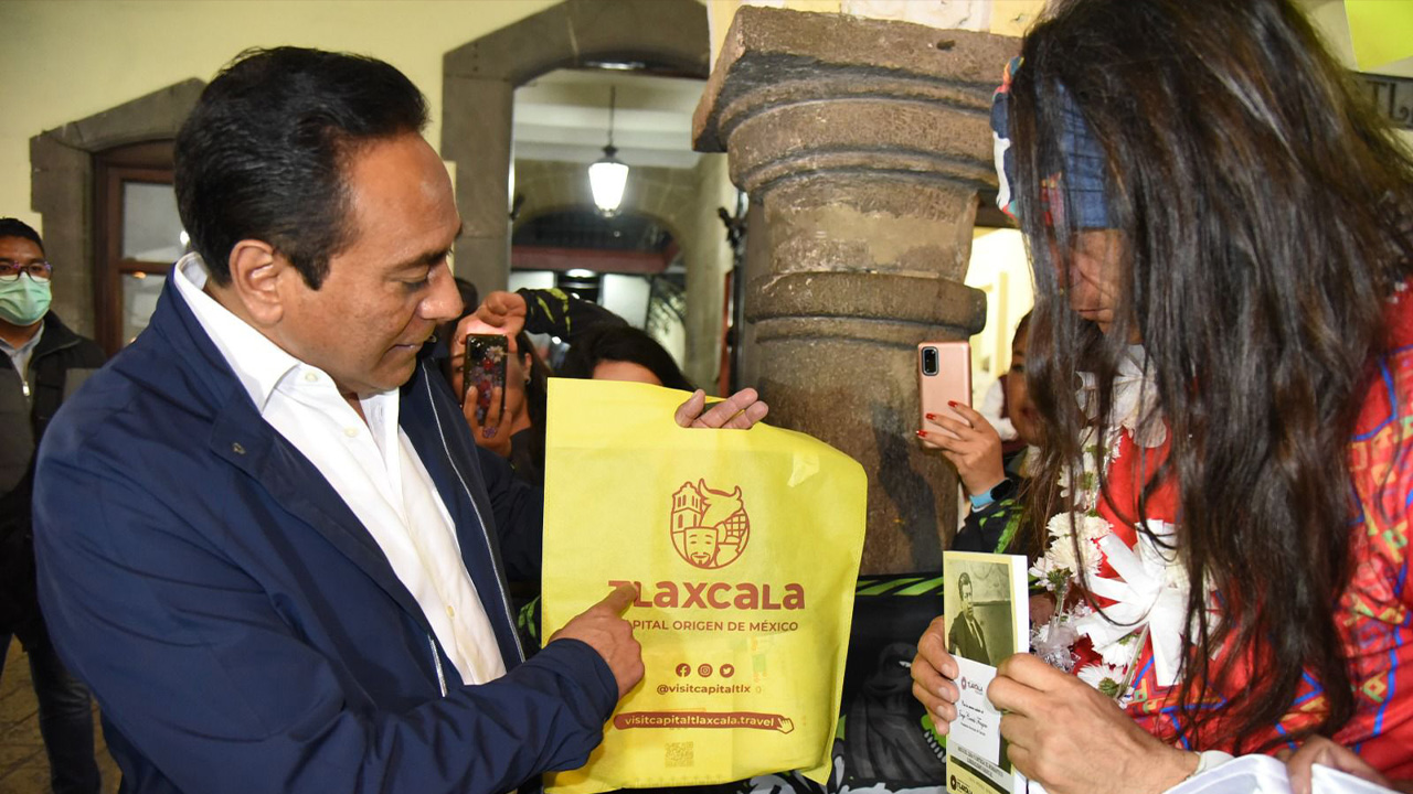 Sorprende a ultramaratonista rarámuri riqueza cultural de Tlaxcala Capital