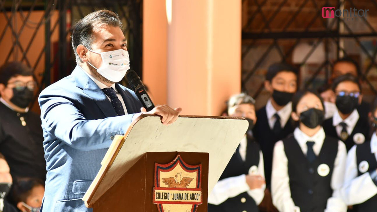 Reconoce Salvador Santos Cedillo al Colegio Juana de Arco por sus 100 años de historia