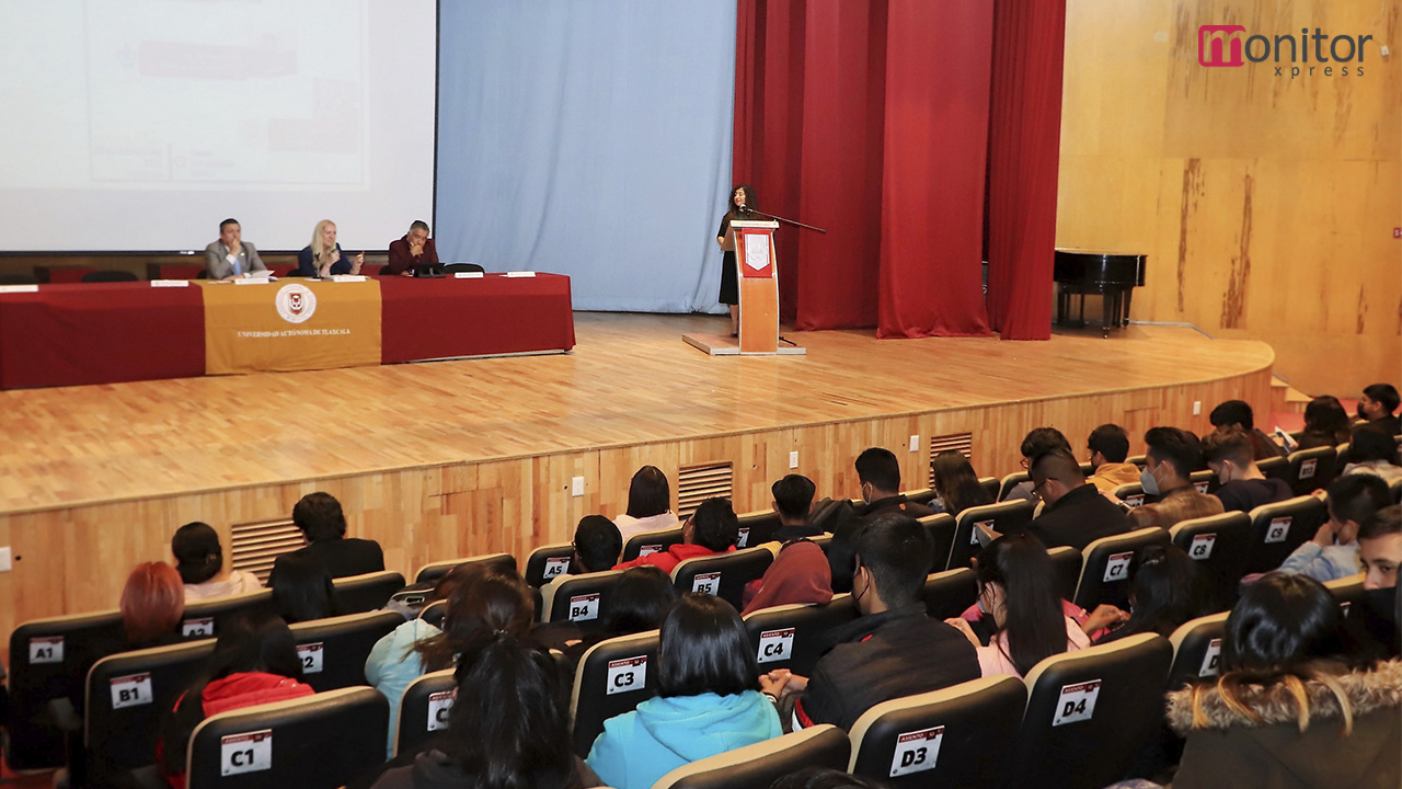 Realizó UATx panel acerca de la educación dual