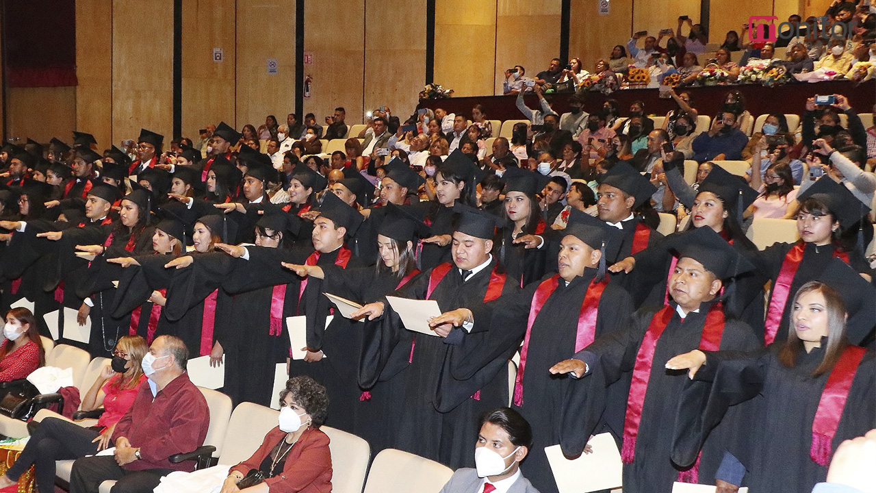 Egresaron químicos clínicos de la UATx