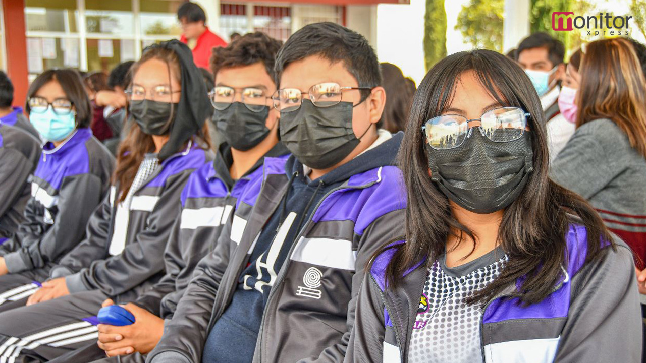 Entrega SMDIF Huamantla lentes gratuitos a estudiantes del COBAT 02