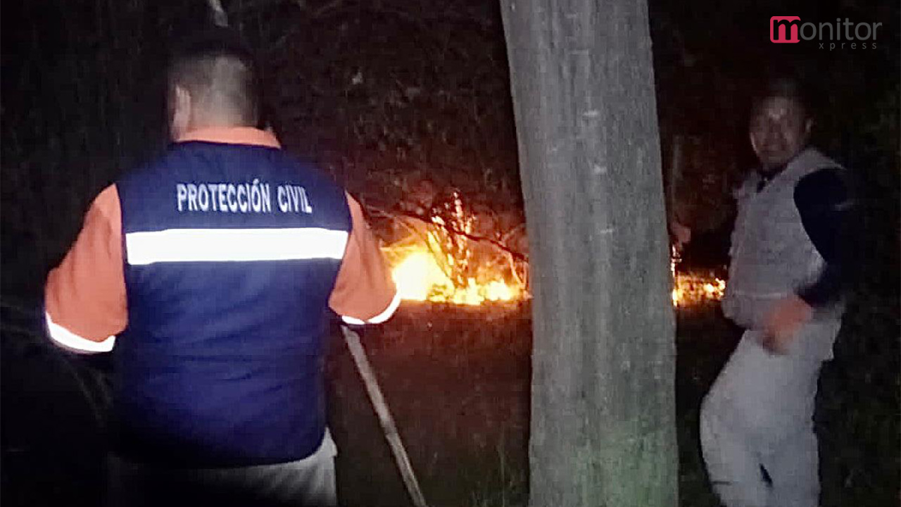 Apoyan elementos de protección civil de Huamantla a sofocar incendio