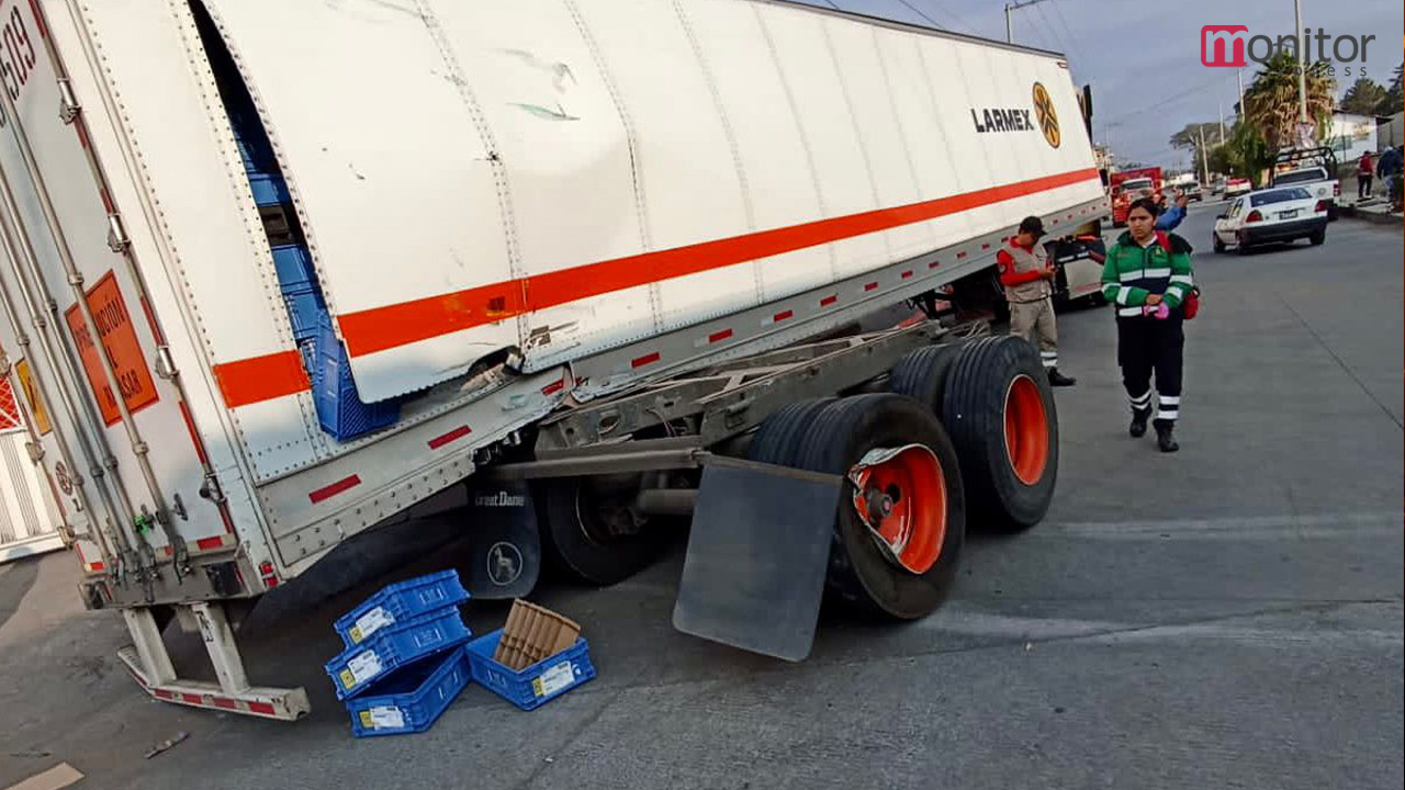 Sólo daños materiales al impactarse el tren con un trailer en Huamantla