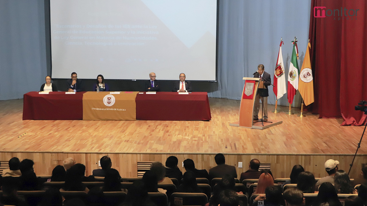 Analizan en la UATx los desafíos de la educación superior en México