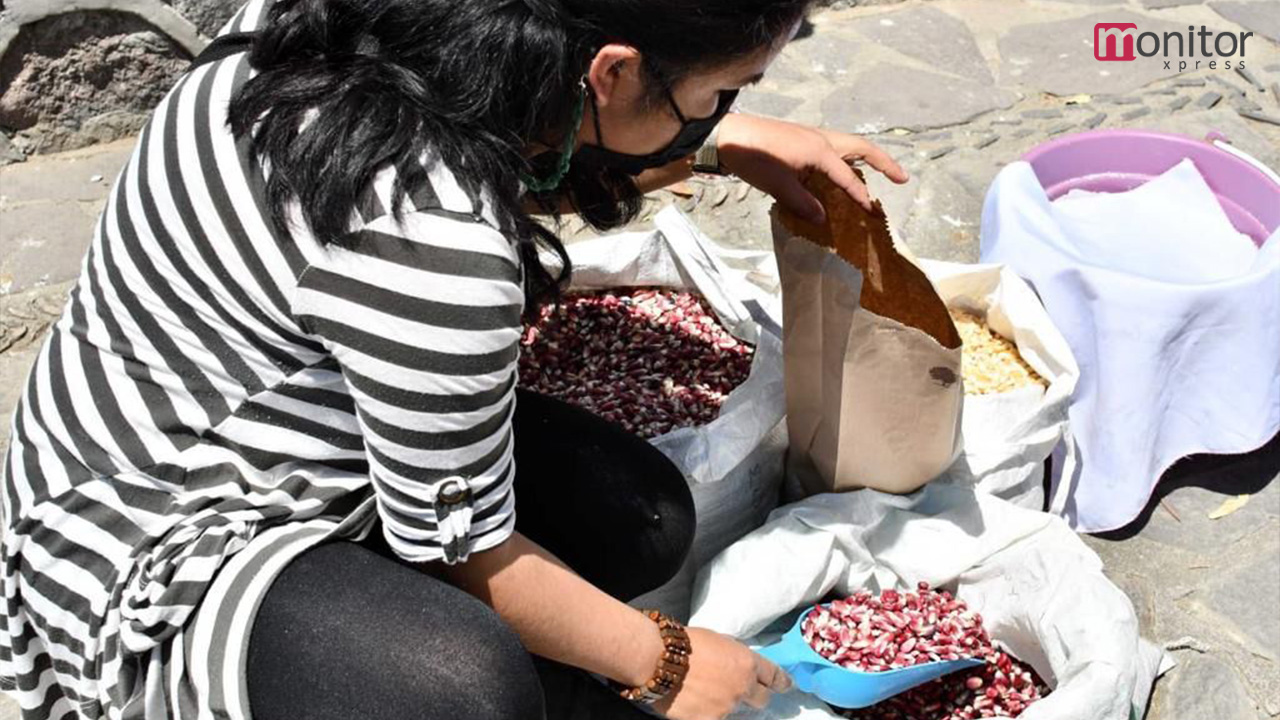 Agricultores locales ofrecen sus productos de manera directa en una edición más del tianguis “Mis semillas huamantlecas”