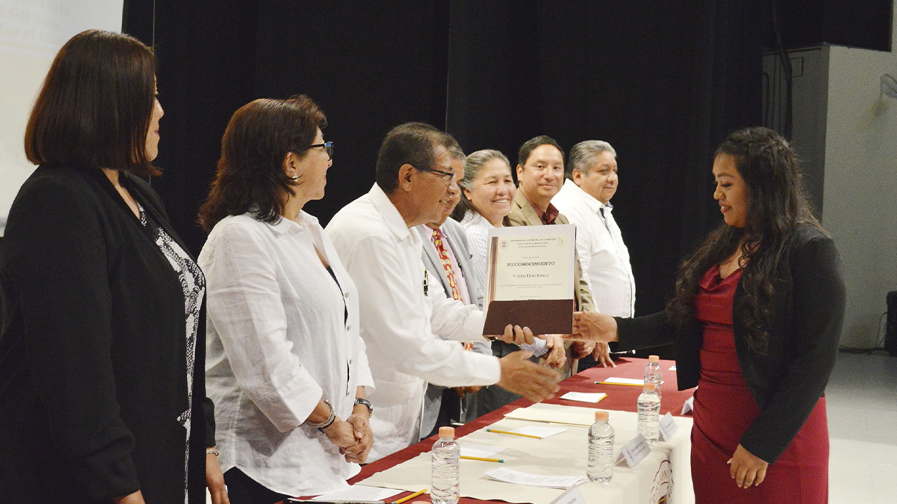 Culminan jóvenes sus estudios en la Facultad de Agrobiología de la UATx