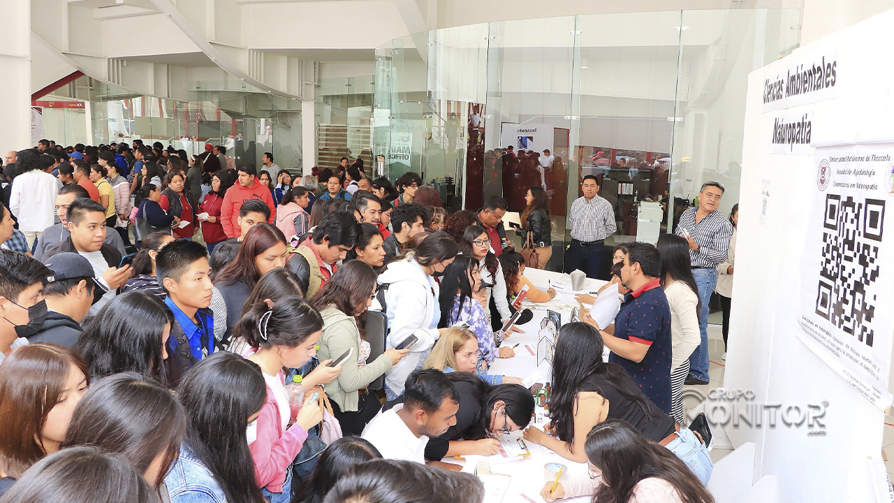 Con gran afluencia, pone en marcha UATx Feria Profesiográfica