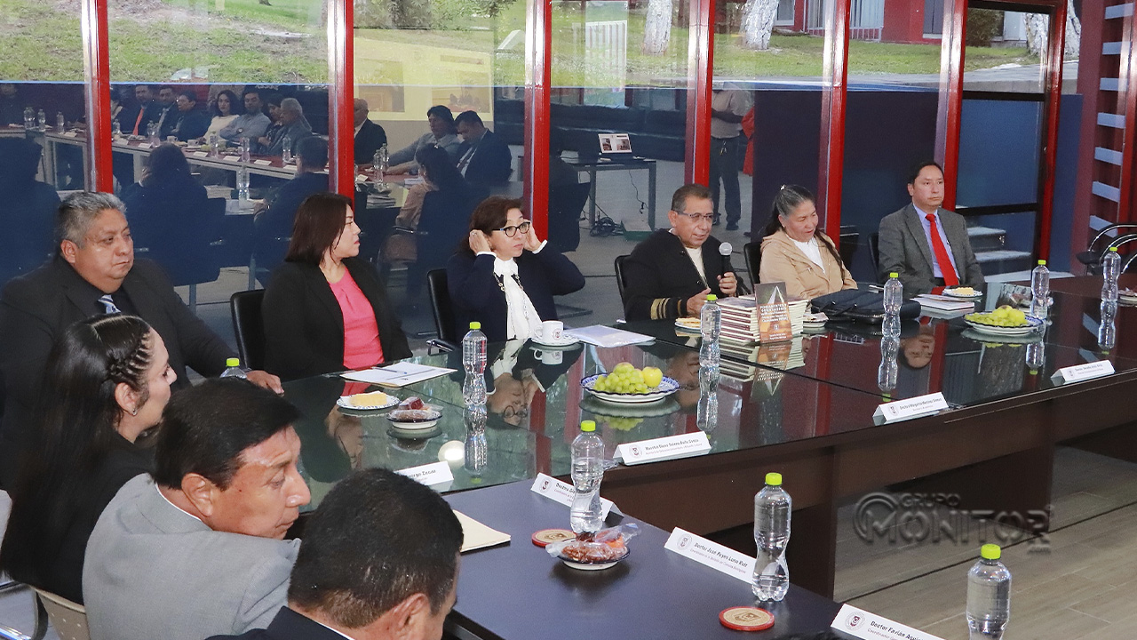 Presenta Rector de la UATx libro sobre la revitalización de su modelo educativo