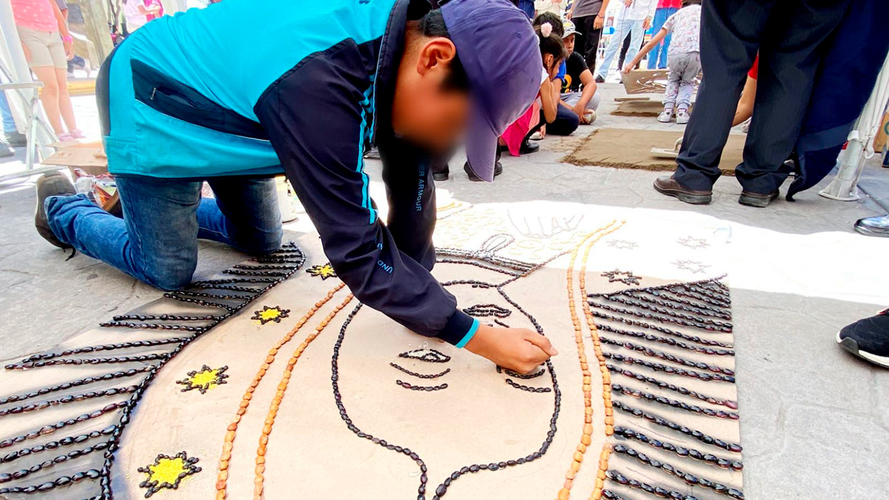 Niñas y niños celebran con entusiasmo el día del alfombrista en Huamantla