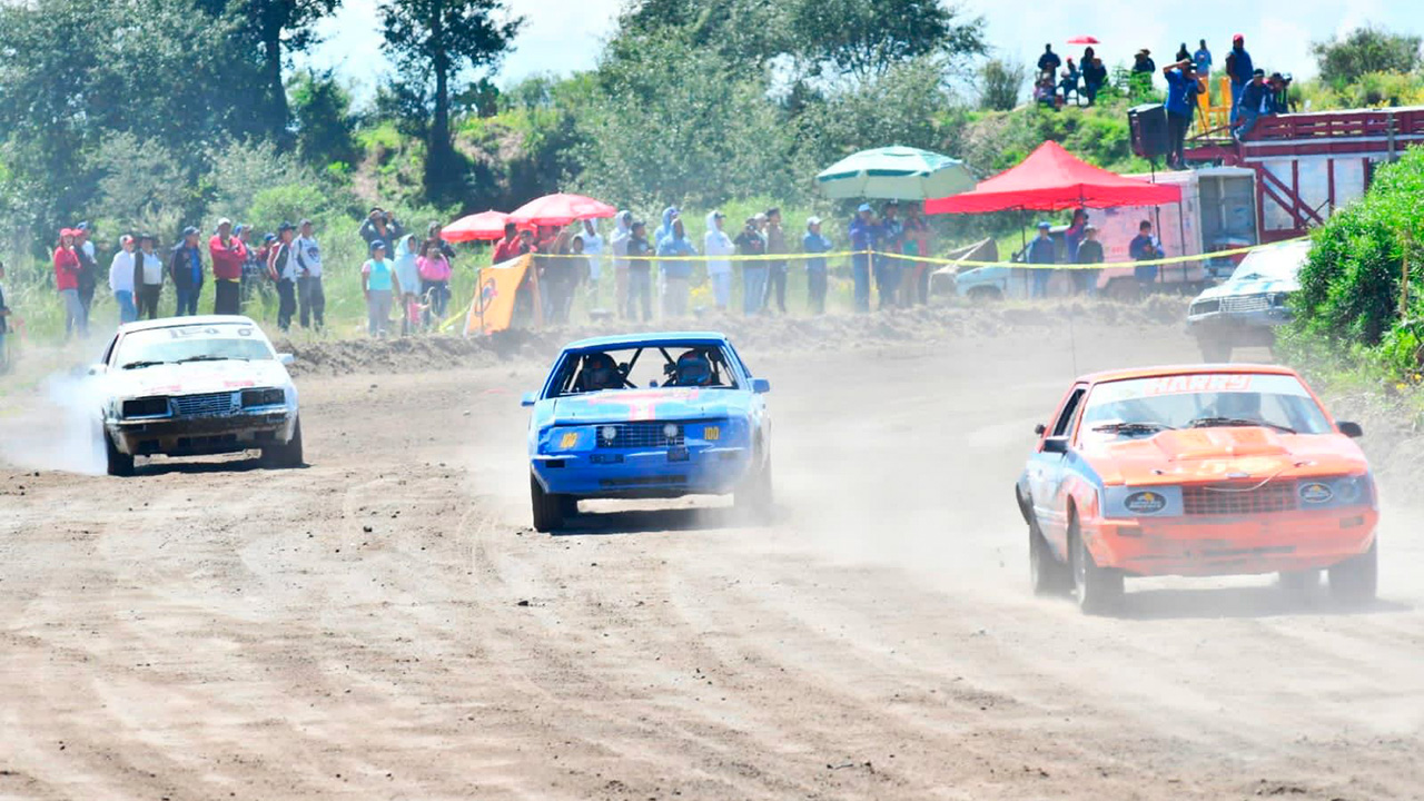 Rugen los motores en la edición 51 de la tradicional carrera de carcachas en Huamantla