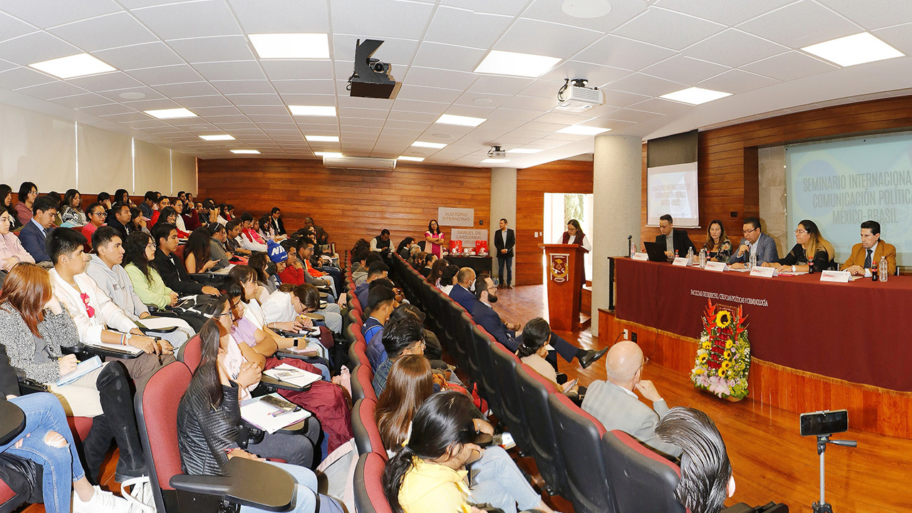 Realizó UATx panel internacional de comunicación política