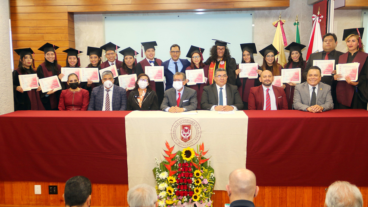 Gradúa UATx a estudiantes de Ciencias Políticas y Administración Pública