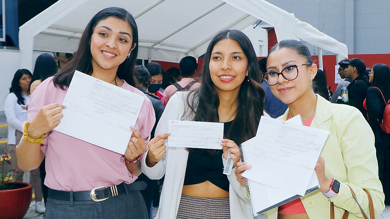 Beneficia UATx a estudiantes con la entrega de más de tres mil becas