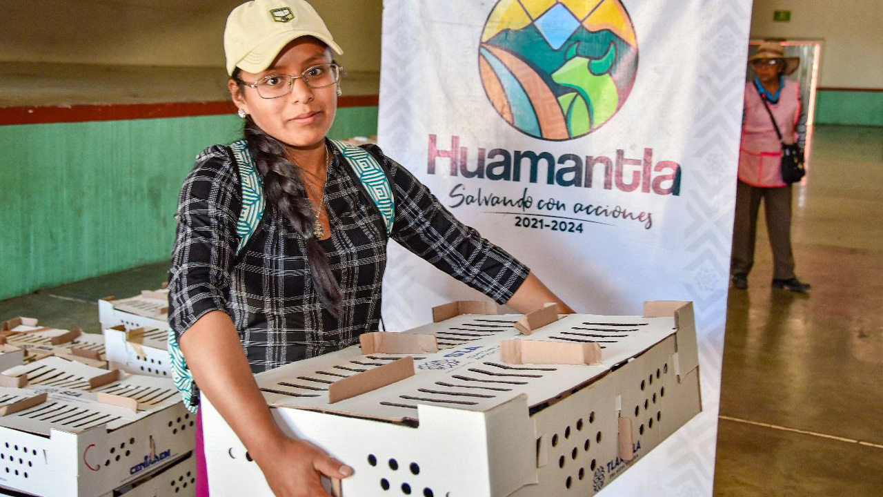 Autoridades del ayuntamiento de Huamantla y de la SIA hacen segunda entrega de paquetes de especies menores