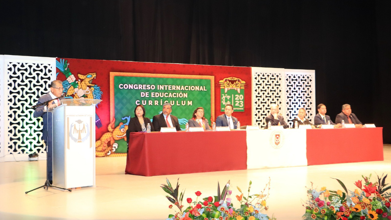 Reflexionan en la UATx sobre el currículum en congreso internacional.