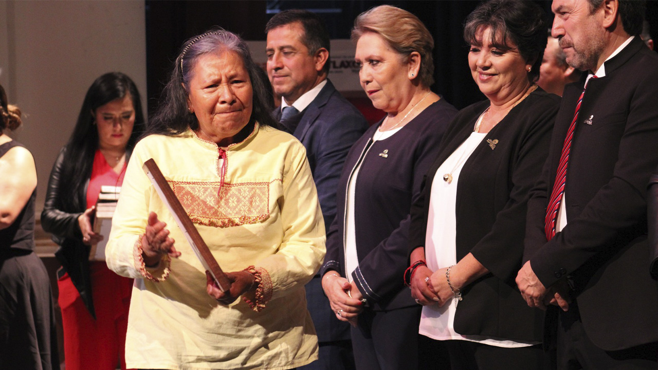 Entrega Ayuntamiento de Tlaxcala la presea de la ciudad a las y los artesanos tradicionales