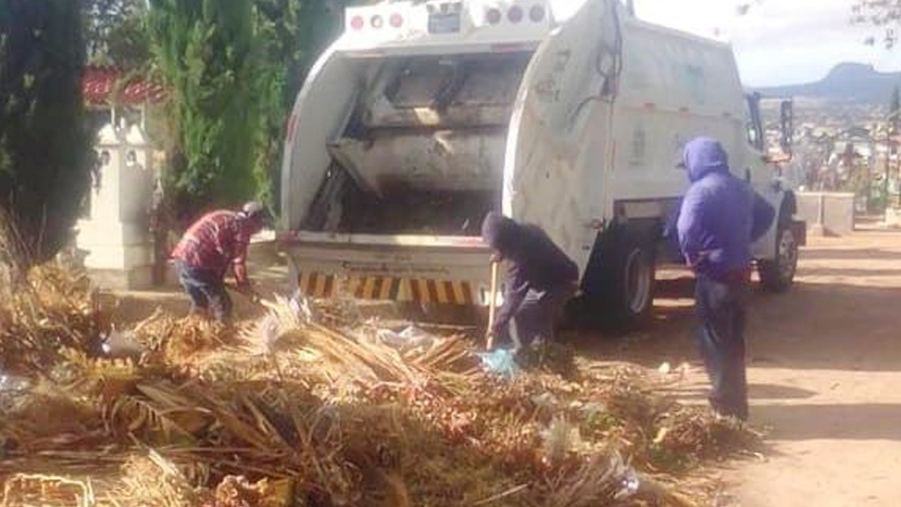 Ayuntamiento de Huamantla realiza mantenimiento en  panteones de cara al día de muertos