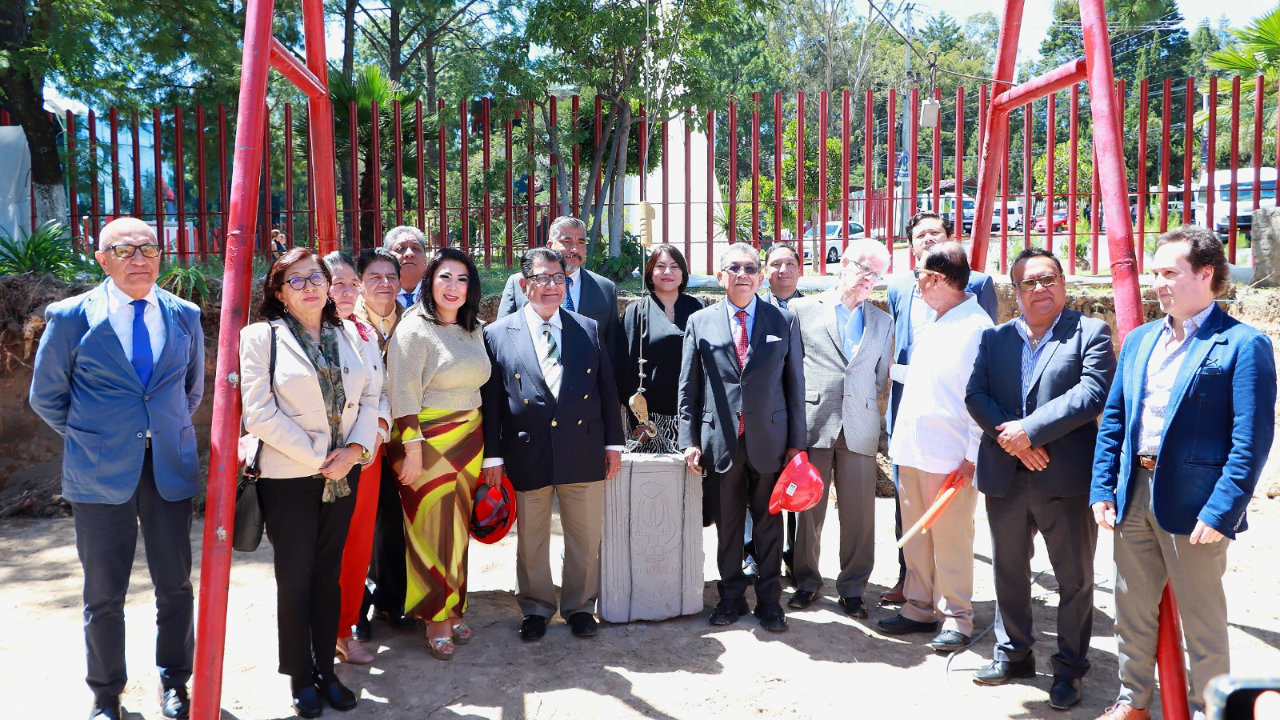 Colocan en la UATx primera piedra de la construcción de la torre de rectoría