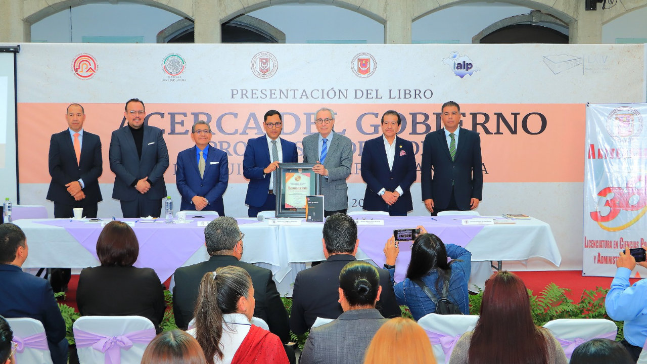 Presentó UATx libro sobre teoría del gobierno.