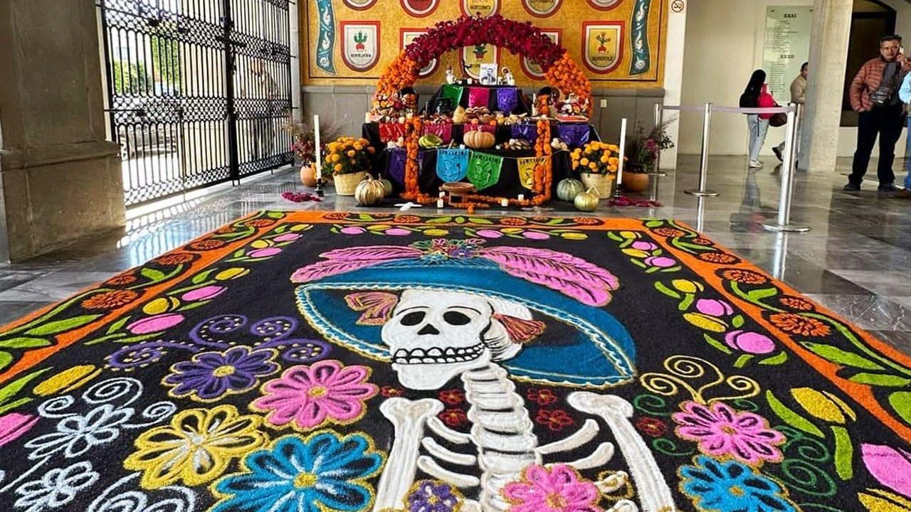 Realiza ayuntamiento de Huamantla alfombra de arte efímero y ofrenda de día de muertos en el congreso del estado