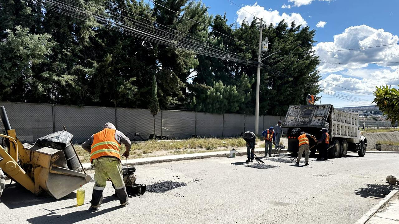 Ejecuta ayuntamiento de Huamantla limpieza y bacheo en el camino al panteón de Santa Anita