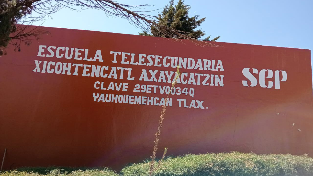 Padres de familia y alumnos piden no les retiren a profesor de telesecundaria