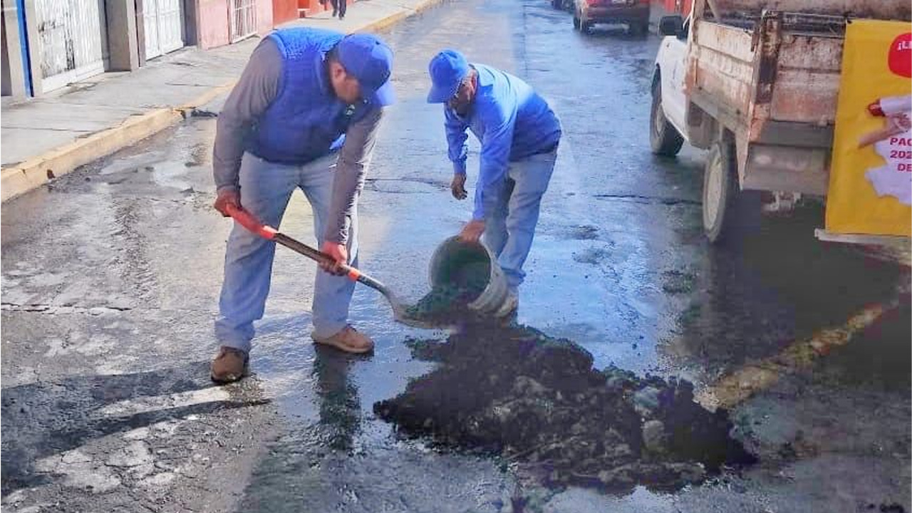 Atiende CAPAMH azolve de drenaje en calle Morelos
