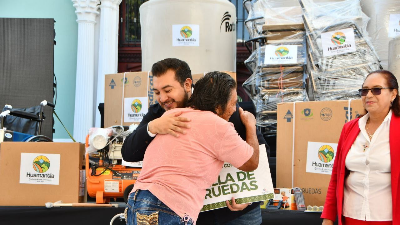 Inaugura Salvador Santos Cedillo la clínica biofílica canina y felina de Huamantla