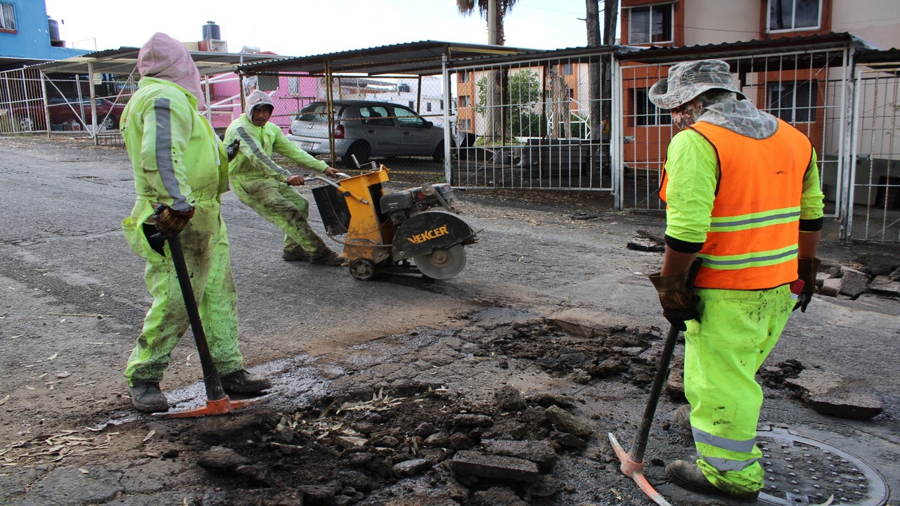 Intensifican brigadas del gobierno municipal trabajos de bacheo en Tlaxcala Capital
