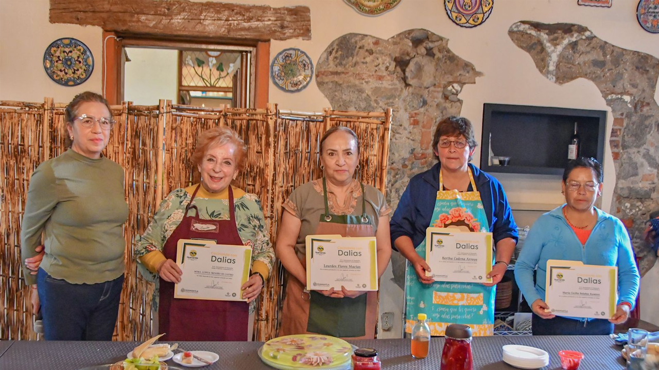 Con éxito se realiza la primera clase magistral “Cocinando con dalias” en Huamantla