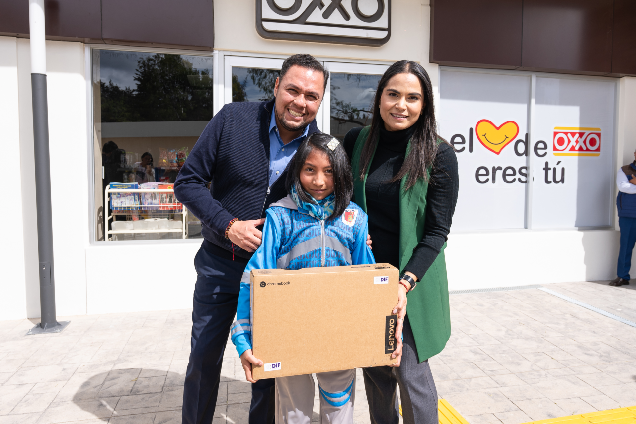 Entrega de Luis Vargas computadoras a los niños en situación vulnerable