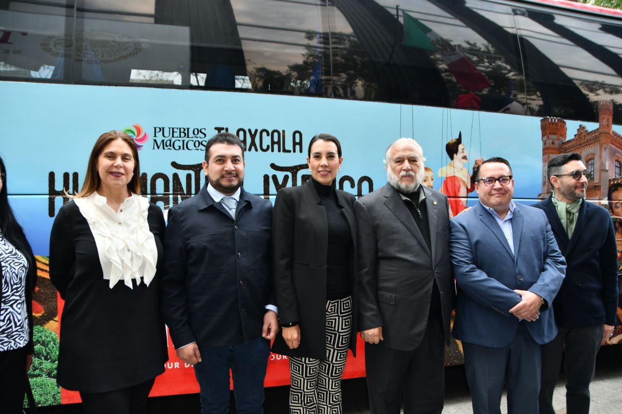 Asiste Salvador Santos Cedillo al banderazo de salida del turitour de CDMX - Huamantla - Ixtenco