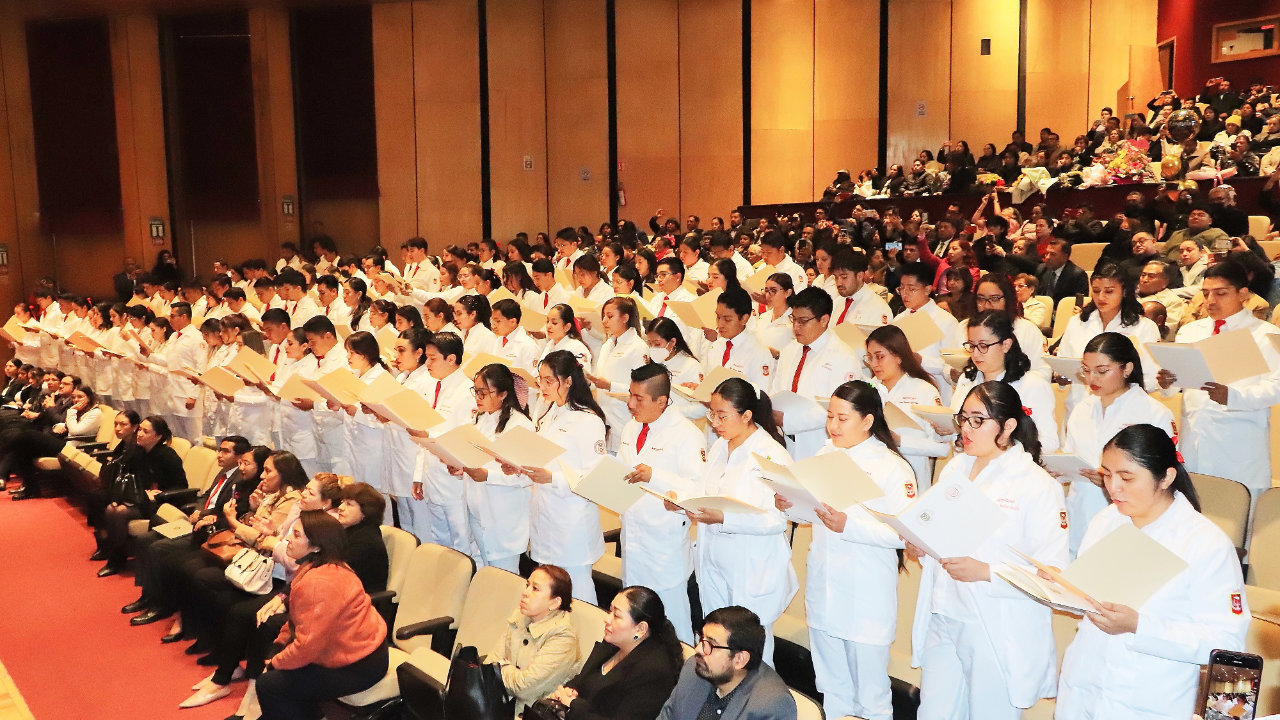 Graduó UATx a médicos cirujanos