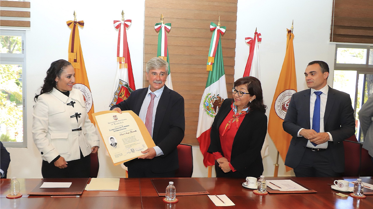 Recibió UATx a delegación de la Universidad de León, España