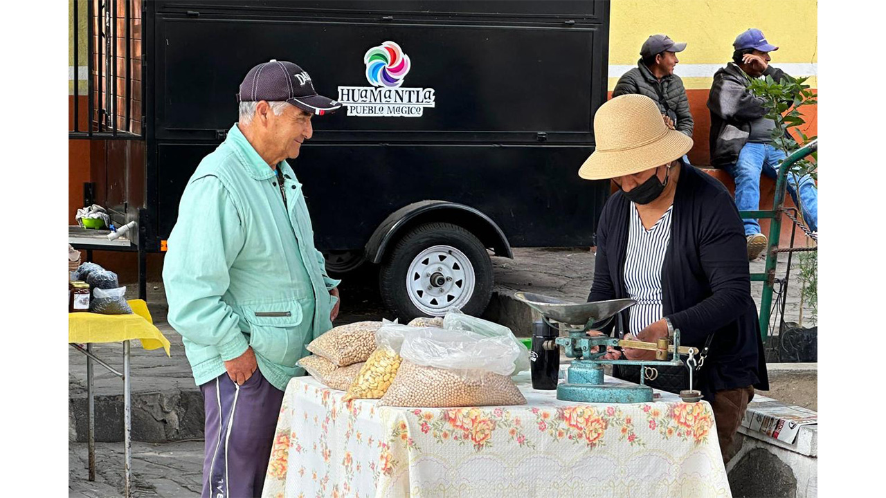 Gracias al tianguis “mis semillas huamantlecas” mejora la economía de nuestras familias: productora beneficiada