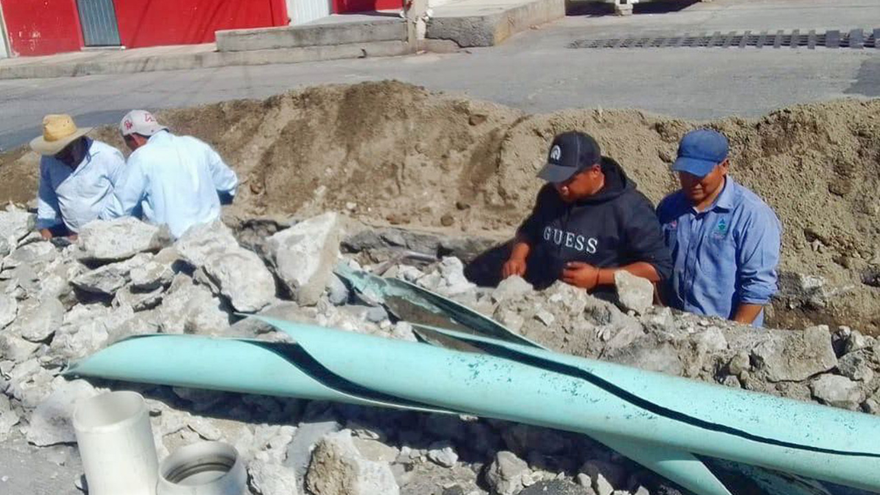 Reemplaza Capamh línea de conducción en el centro de la ciudad de Huamantla