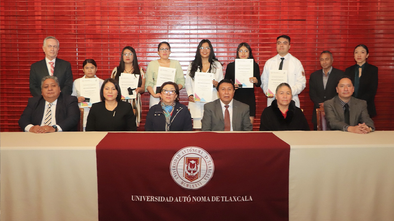 Obtienen estudiantes de la UATx premio CENEVAL al desempeño de excelencia