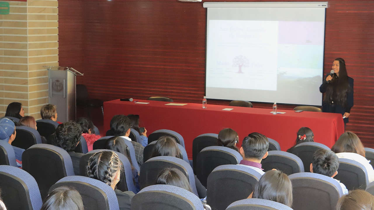 Exponen experiencias de éxito en la UATx