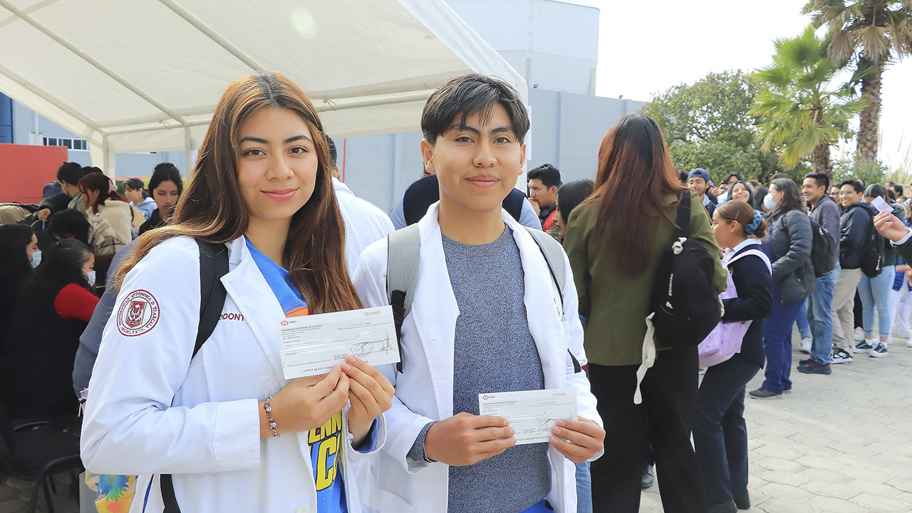 Entrega UATx estímulos económicos a estudiantes